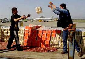 Albanie: dchargement de denres alimentaire d'un avion arriv de Suisse