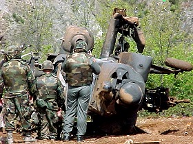 Hlicoptre AH-64A Apache, suite  un crash en Albanie, le 27 avril 1999