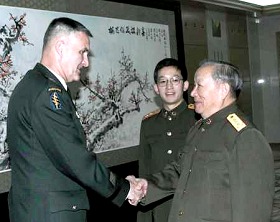 Occident / Orient: rencontre  Pkin entre le ministre chinois de la dfense, Chi Haotian, et le chef de l'Etat-major gnral amricain, le gnral Shelton, 3 novembre 2000
