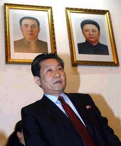 Ambassadeur nord-coren en Chine, sous les portaits de Kim Il-Sung et Kim Jong-Il