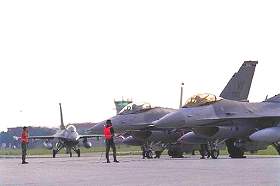 Sur la base italienne d'Aviano, les F-16 de l'OTAN sont prts