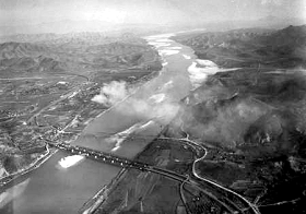 Le fleuve Natkong  la hauteur de Waegwan, dont les 2 ponts sont ici dtruits