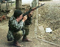 Combattant tchtchne tirant sur un hlicoptre russe, Grozny, novembre 99