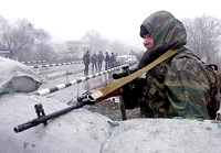 Soldats russe en position  un checkpoint  la frontire ingouche, 6.1.00