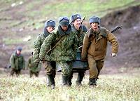 Soldats russes portant des munitions sur leurs positions, au sommet d'une colline prs de Bamout, 4.11.99