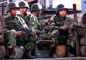 Patrouille de l'arme indonsienne  Aceh, 5.4.2001