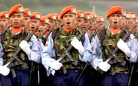 Dfil de l'arme indonsienne  Jakarta, 9.4.2001
