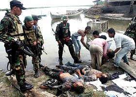 Soldats indonésiens à Aceh, 22.5.03
