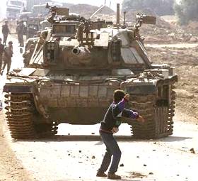 Lanceur de pierres palestinien face à un char israélien