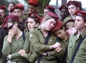 Soldats fminins israliens durant un enterrement