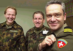 Le colonel EMG Baud,  droite sur l'image, durant l'exercice Viking 99