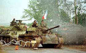 Serbien Kampfpanzer bei einem KFOR-Checkpoint