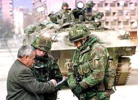 Soldats britanniques à Mitrovica, 16.2.00