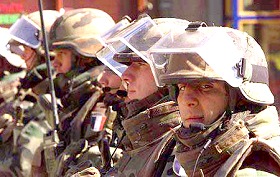 Gagner la guerre ne signifie pas gagner la paix - soldats franais de la KFOR, Mitrovica, 25.2.00