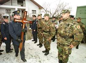 Les enterrements, ici celui d'un policier serbe tu fin janvier, rythment les journes au Kosovo