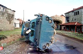 Vhicule blind de la police serbe dtruit au Kosovo par l'UCK, janvier 1999