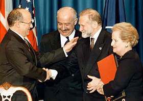 Historique: Pologne, Rpublique tchque et Hongrie deviennent membres de l'OTAN - crmonie officielle  Independence, dans le Missouri, avec la secrtaire d'Etat Madeleine Albright et les ministres des Affaires trangres des trois pays