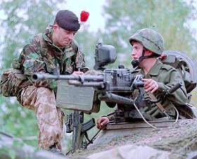 Exercice Ulan Eagle 98: un soldat polonais explique  son homologue britannique le fonctionnement de la mitr du char de cbt MT-91