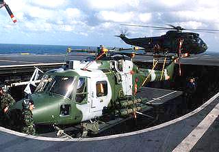 Hlicoptre Lynx sur le pont du HMS Invincible