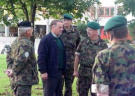 Swiss Raid Commando 99: visite du Conseiller fdral Adolf Ogi et du divisionnaire Weber, chef de l'OFARC, ici avec le commandant de le div camp 2 le divisionnaire Jaccard