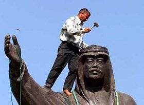 Statue de Saddam Hussein  Kirkour, 10.4.03