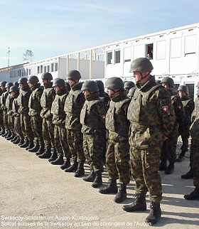 Soldats suisses de la Swisscoy  l'appel, Suva Reka, Kosovo (photo DDPS)