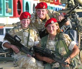 Soldats fminins britanniques en patrouille  Bassorah