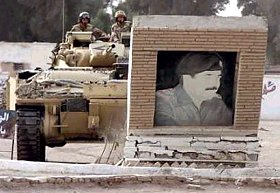 Warrior et portrait de Saddam Hussein  Bassorah, 23.3.03
