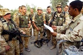 Briefing d'un interprte  des soldats britanniques prs de Bassorah, 6.4.03