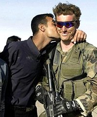 Soldat US embrass par un Irakien