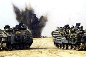 Marines en Irak détruisant des munitions