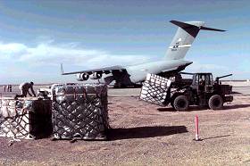 Dchargement de matriel par C-17 en Jordanie, 1996