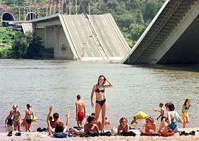Baignade dans le Danube près d'un pont détruit à Novi Sad, 4.7.1999
