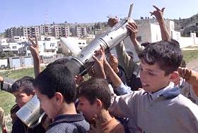 Enfants palestiniens avec les restes d'un missile TOW dans le camp de Jnine, 12.4.02