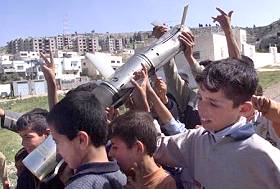 Enfants palestiniens avec les restes d'un missile TOW dans le camp de Jnine, 12.4.02