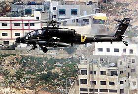 Hlicoptre de combat Apache au-dessus de Naplouse, 7.4.02