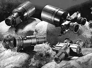 Les intensificateurs de lumire rsiduelle produits par Leica: de haut en bas, de gauche  droite: le monoculaire 3x - non retenu par l'arme suisse -, le binoculaire 3x, le monoculaire 1x et le binoculaire 1x choisi en version lunettes