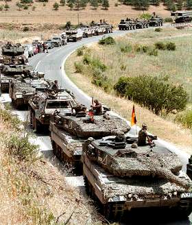 Le dtachement allemand, chars Leopard en tte, sur la route de Prizren