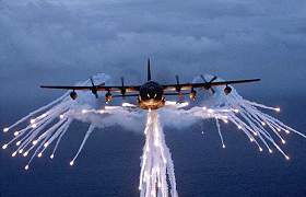 Avion des oprations spciales MC-130 Combat Talon, ici entour de flares, capable de larguer des tracts  haute comme  basse altitude