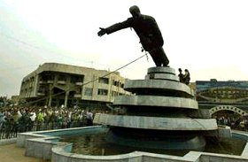 Chute de la statue de Saddam Hussein  Karbala, 6.4.03