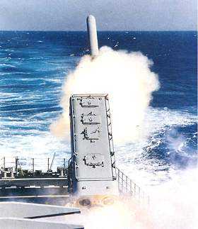Lancement d'un missile de croisire Tomahawk par le destroyer USS Arleigh Burke