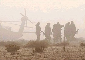 Soldats de la 101e prts  embarquer dans un Black Hawk