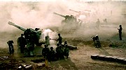 Pices d'artillerie chinoises durant un exercice impliquant plus de 10'000 hommes dans la province de Yanshan, octobre 2000